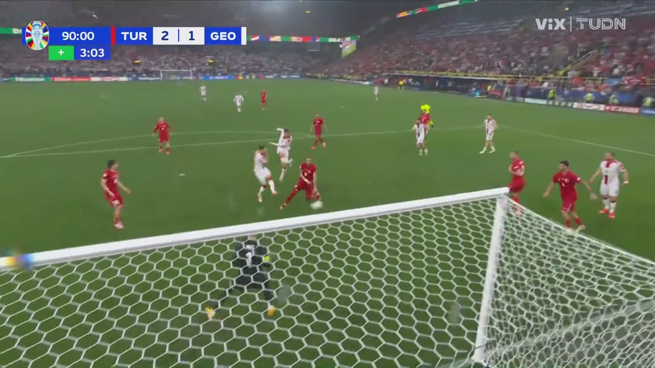 ¡Arriegaron y perdieron! Aktürkoglu escapa y sin portero marca el 3-1