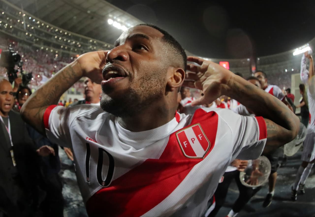 LIMA, PERU - NOVEMBER 15: Jefferson Farfan of Peru celebrates the qualification after the second leg match between Peru and New Zealand as part of the 2018 FIFA World Cup Qualifier Playoff at Estadio Nacional de Lima on November 15, 2017 in Lima, Peru. (Photo by Daniel Apuy/Getty Images)