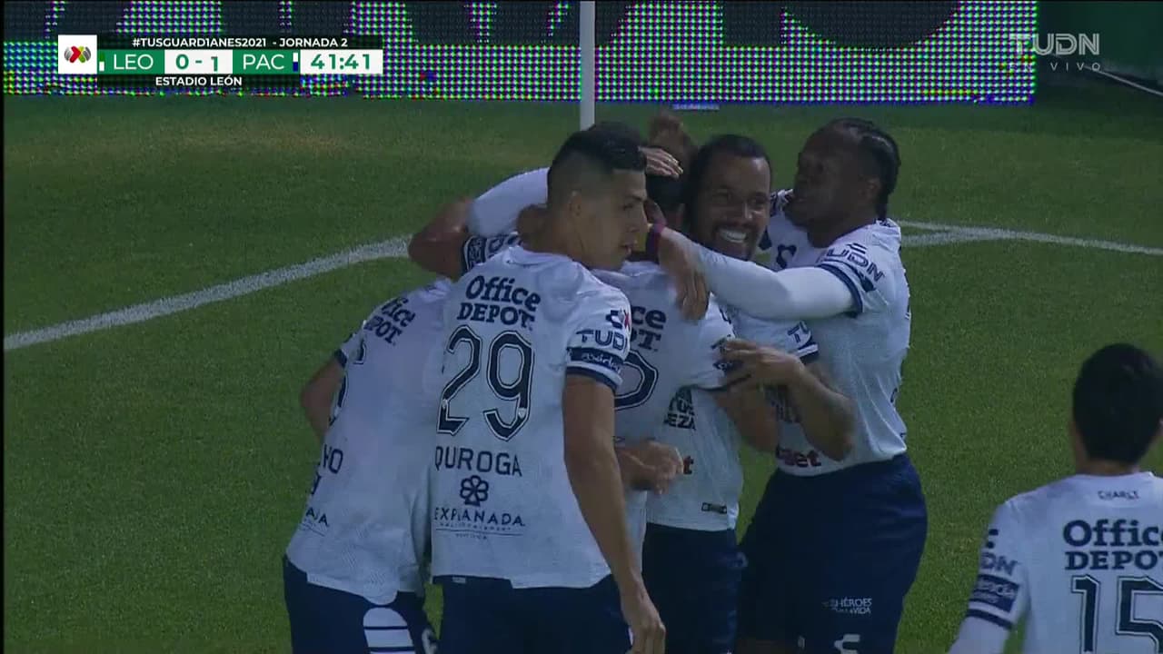 ¡GOL!  anota para Pachuca. Gustavo Cabral