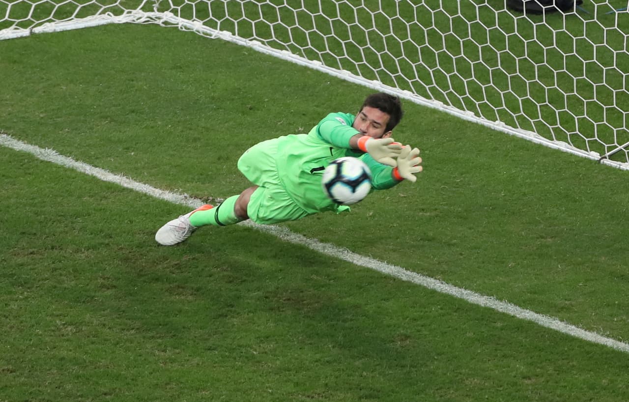 Pero las cosas empzaron bien para Brasil en la tanda, con Alison deteniendo el primer lanzamiento, de Gustavo Gómez.