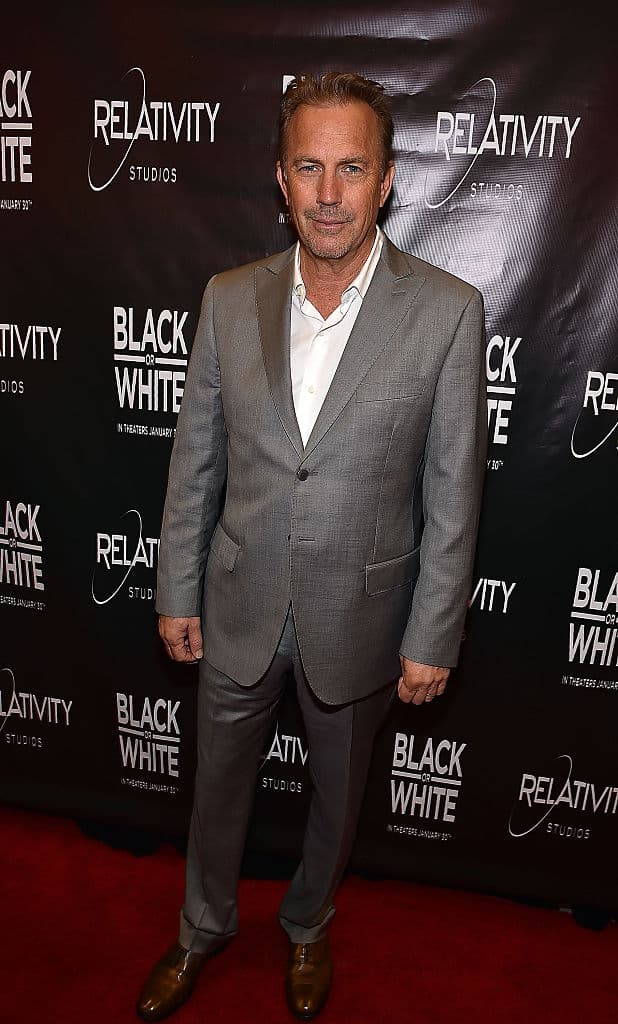 Robin Hood: Prince of Thieves (1991) - Cuando Sir Robin de Locksley regresa a su hogar después de haber luchado en las Cruzadas, los habitantes de Nottingham viven en la miseria a causa de los gravosos tributos decretados por el gobernador.
<br>