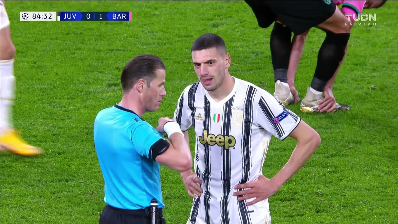 ¡Tarjeta Roja! Merih Demiral recibe la segunda amarilla y se va del juego