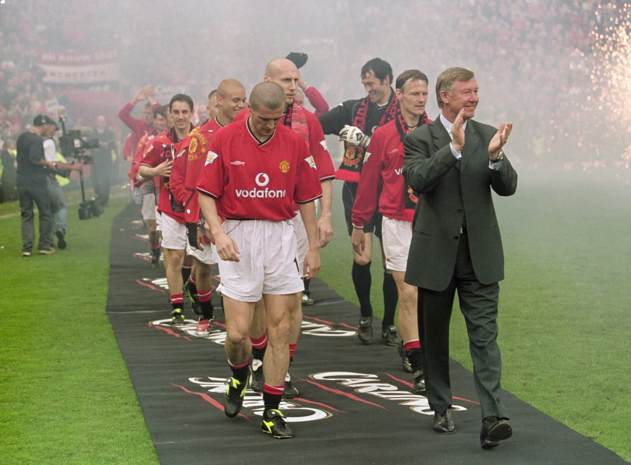 2000-01: Ferguson ya dejaba de simplemente hacer historia para convertise en leyenda, al ser el primer y único entrenador en la historia en ganar siete títulos de la primera división inglesa.