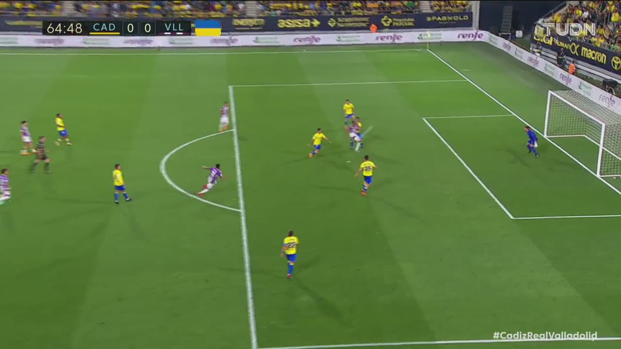 ¡Le falto la puntería! Larin se queda cerca de hacer la diablura