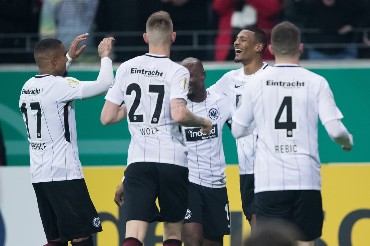 El delantero francés Sebastien Haller desbordó por la banda izquierda y sacó un centro retrasado.