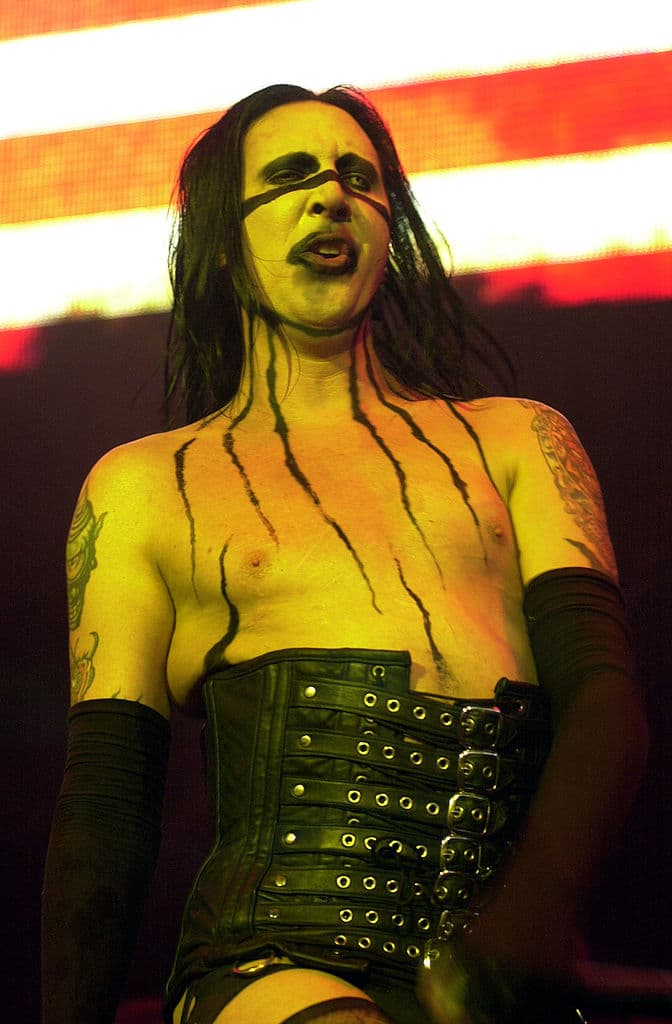 Planchó una bandera nazi y orinó sobre la multitud mientras estaba en el escenario.