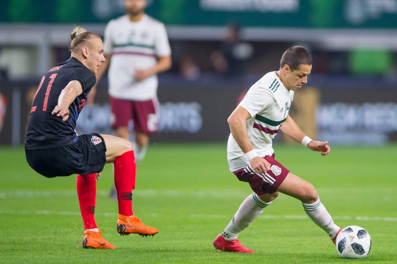 Jugando en ataque junto a Hirving Lozano y Carlos Vela, 'Chicharito' fue muy bien cubierto por los defensas europeos.