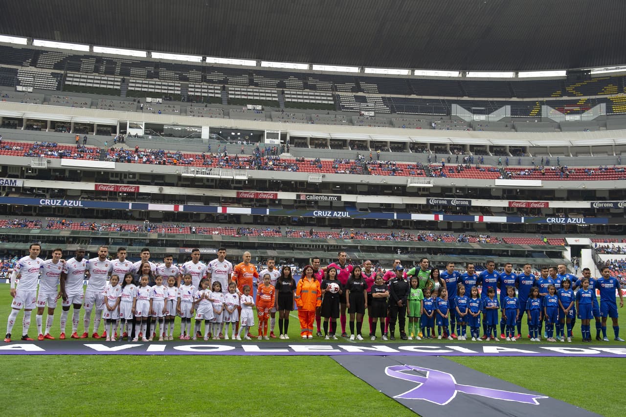 Salen los equipos a la cancha del Estadio Azteca, para llevar a cabo el protocolo de la Liga MX.