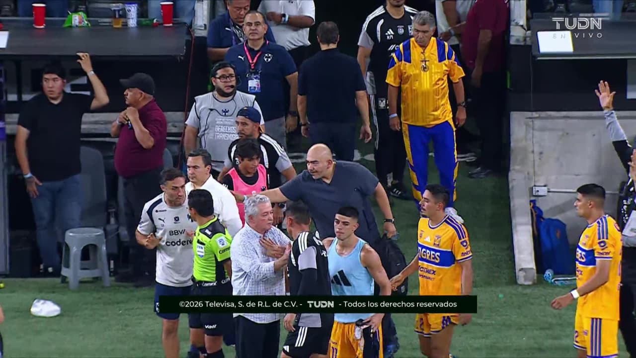 ¡Expulsión! El árbitro saca la roja directa a Gerardo Arteaga.