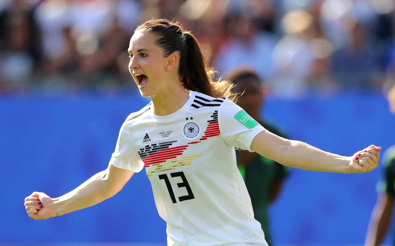 Muy bien pateado el penal ante la arquera nigeriana para que la mediocampista del Bayern Múnich consiguiera su tercer gol del Mundial.