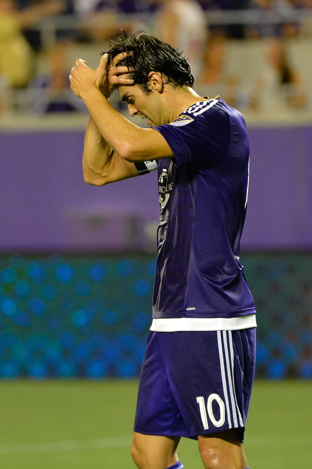 Kaká se lamenta de una nueva derrota en casa.