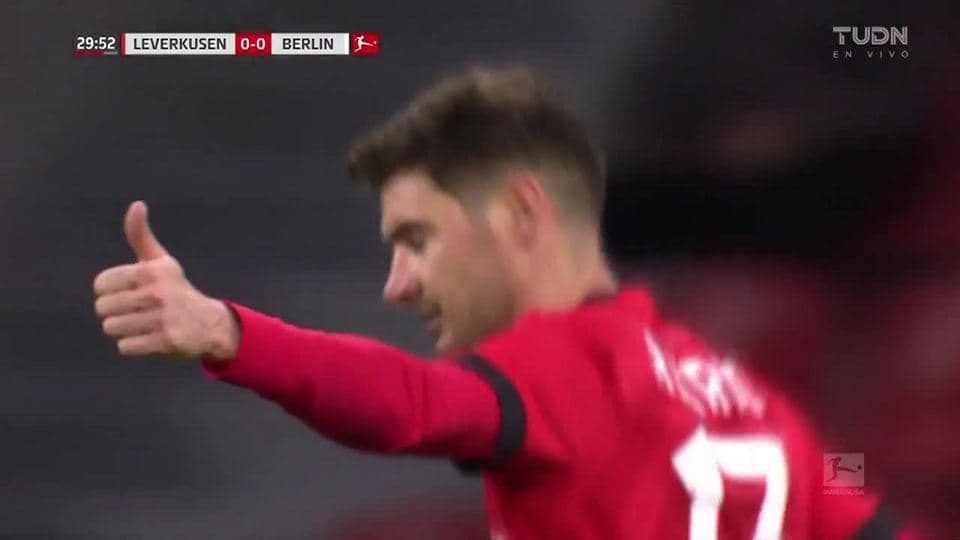 Tiro desviado de Lucas Alario