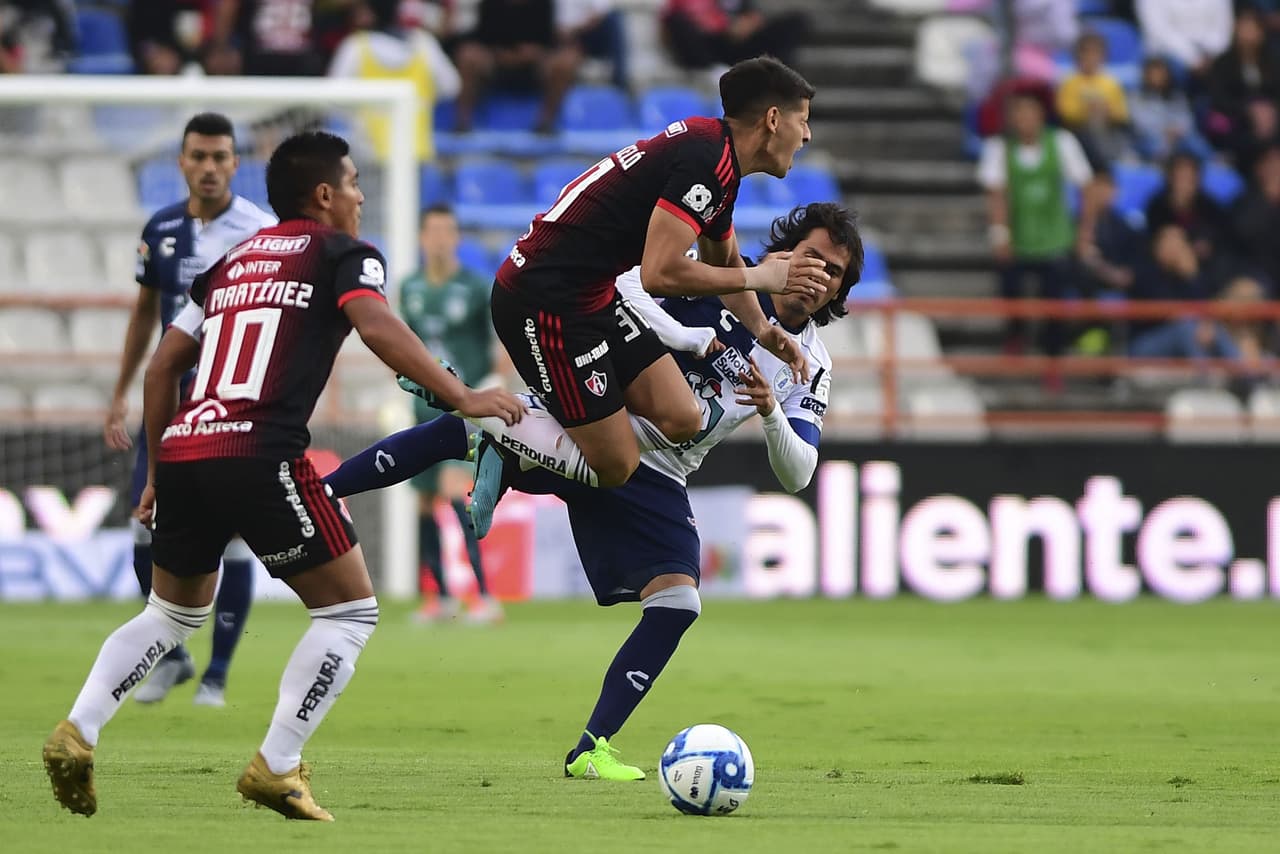 Jorge 'Burrito' Hernández destruía todos los ataques de los visitantes y comenzó a adquirir gran importancia con sus aportes tanto defensiva como ofensivamente.