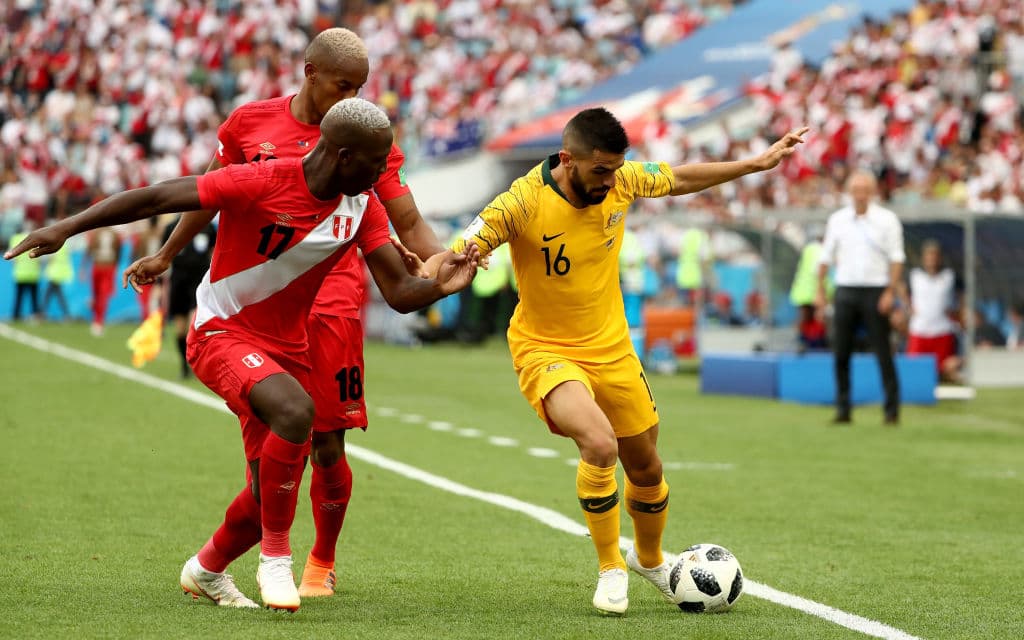 Australia tuvo la intención de dar la pelea en los primeros minutos, con la idea de que una victoria propia y una derrota de Dinamarca contra Francia le daba la clasificación.