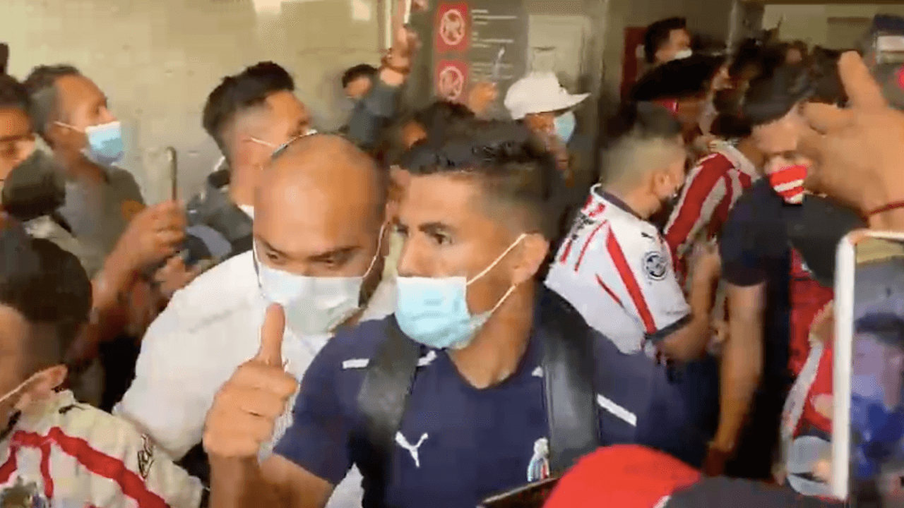Hacen pasillo a Chivas a su llegada al AICM