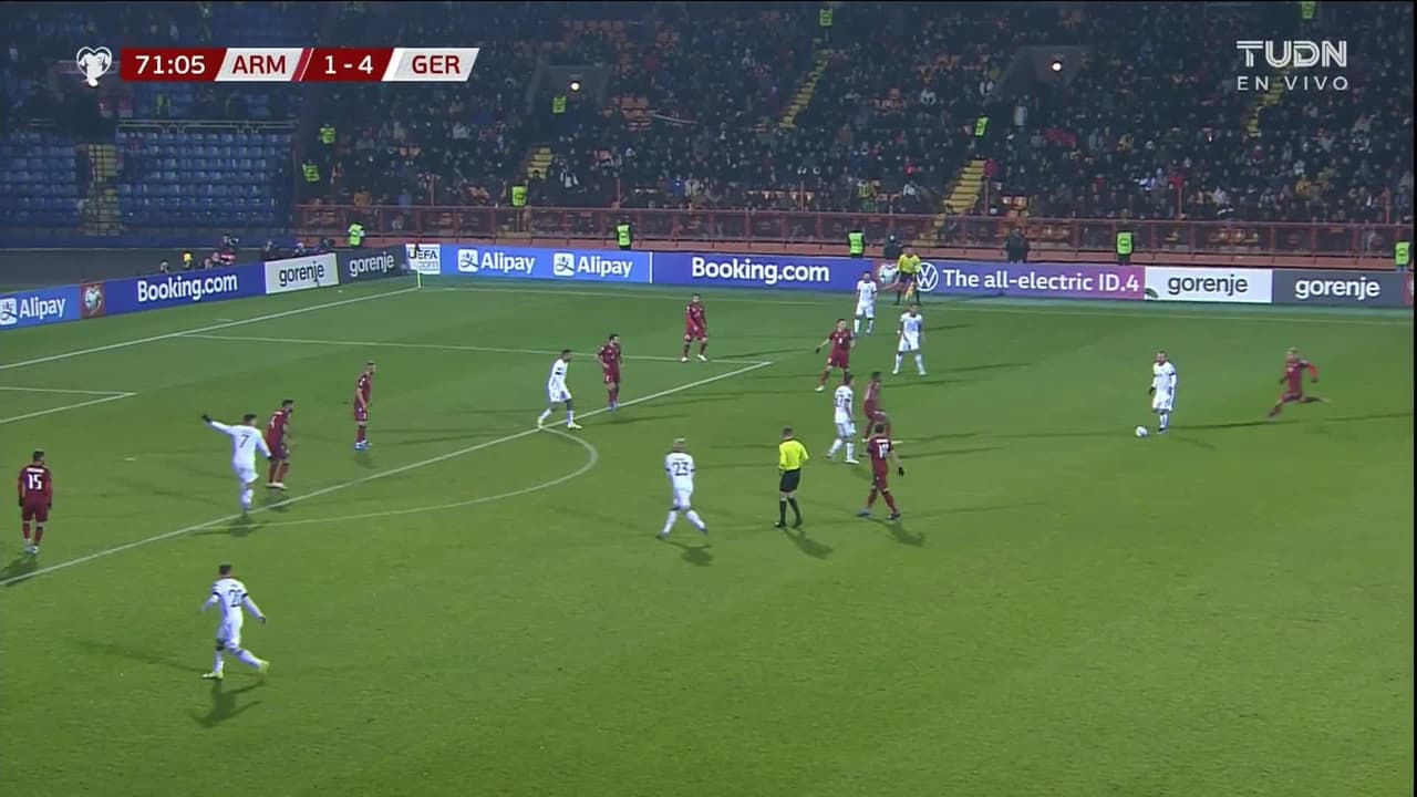 ¡TIRO ATAJADO! disparo por Florian Neuhaus.