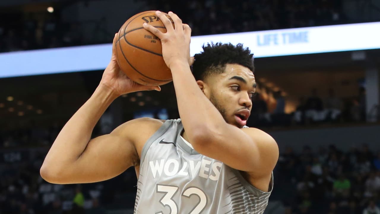 Karl Anthony Towns tuvo un juego discreto con los Wolves en su debut en postemporada ante Rockets, aunque su equipo perdió el pivót contabilizó ocho puntos, 12 rebotes y dos asistencias.
<br>
