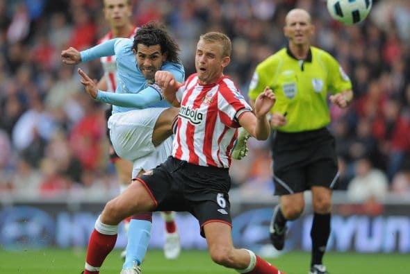 Con un plantel de figuras compradas por sumas estratosféricas como Carlos Tévez, el City insistía de cara al arco de los locales.