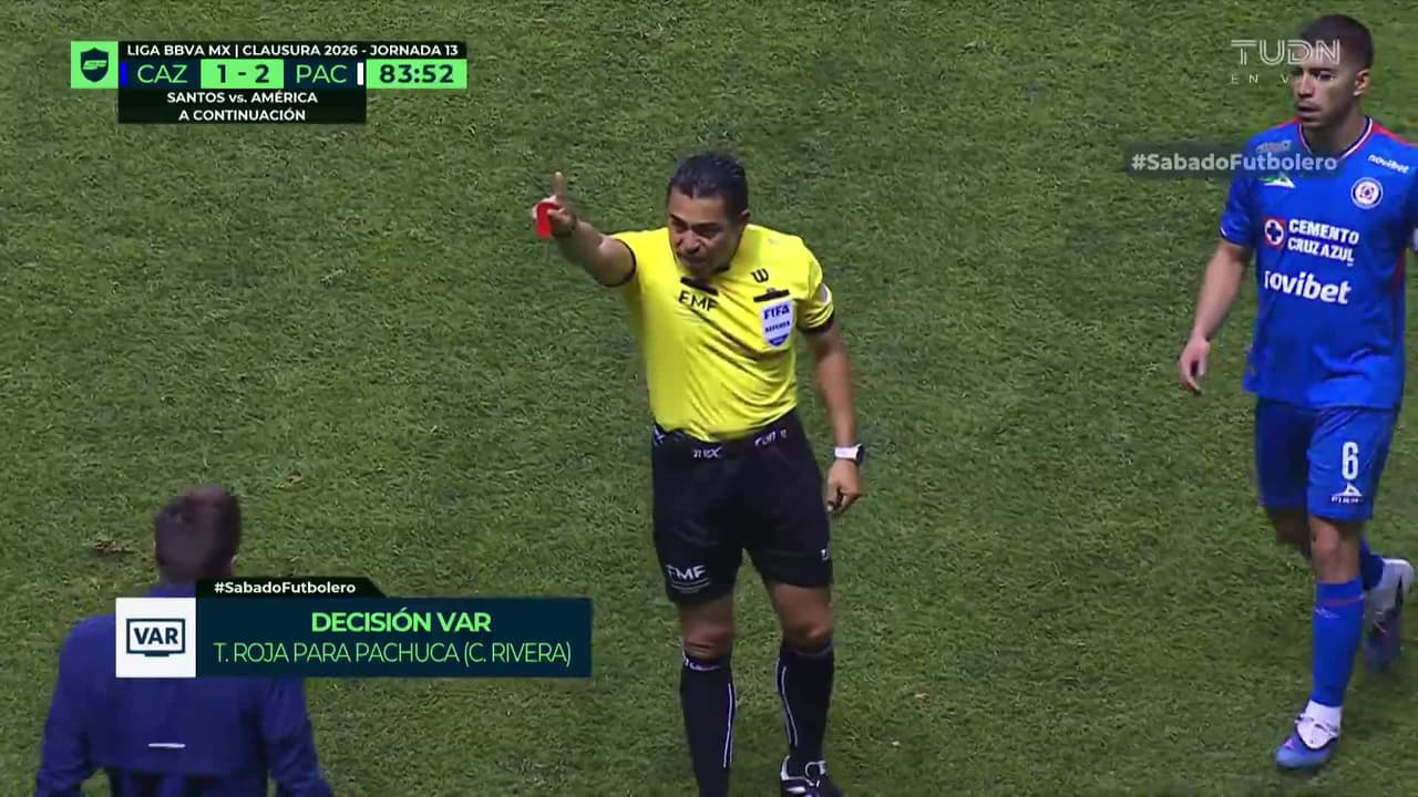 ¡Expulsión! El árbitro saca la roja directa a Christian Rivera.