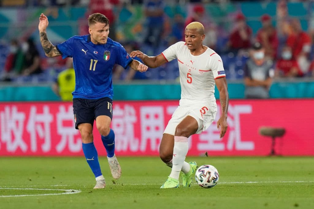 Italia golea a Suiza 3-0 y asegura ya su pase a octavos de final de la Euro 2020. Locatelli propinó un doblete, mientras que Immobile aportó un gol para su victoria. La escuadra 'Azurra' no ha recibido goles desde el 14 de octubre del 2020.