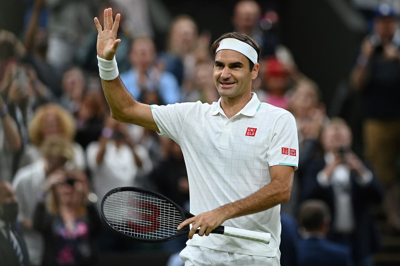 <b>Puesto 7. Roger Federer (tenis) </b>
<br>
<br>Ganancias totales: 90 millones de dólares.
<br>
<br>Ganancias en el deporte: 30,000 dólares.
<br>
<br>Ganancias en patrocinios: 90 millones de dólares.
<br>
<br>En los deportes menos populares los jugadores normalmente ganan más en los patrocinios que en los contratos deportivos o los torneos ganados.
<br>