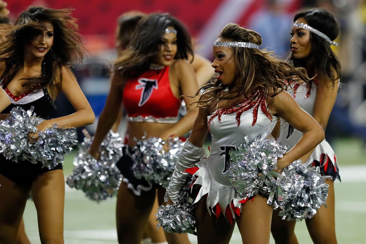 La belleza impactante de las animadoras y la pasión incontenible de los fanáticos le dio alegría a la tradicional jornada del Año Nuevo.