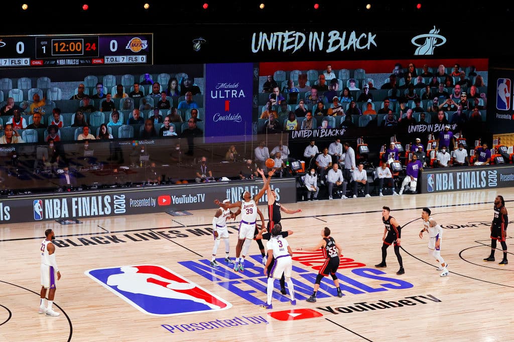 NBA | Creó una ‘burbuja’ en el ESPN Wide World of Sports Complex cerca de Orlando, y la WNBA inició su temporada 2020 en la IMG Academy en Florida. La NBA fue la primera liga de deportes en detener su temporada y una de las primeras en volver a jugar con éxito.