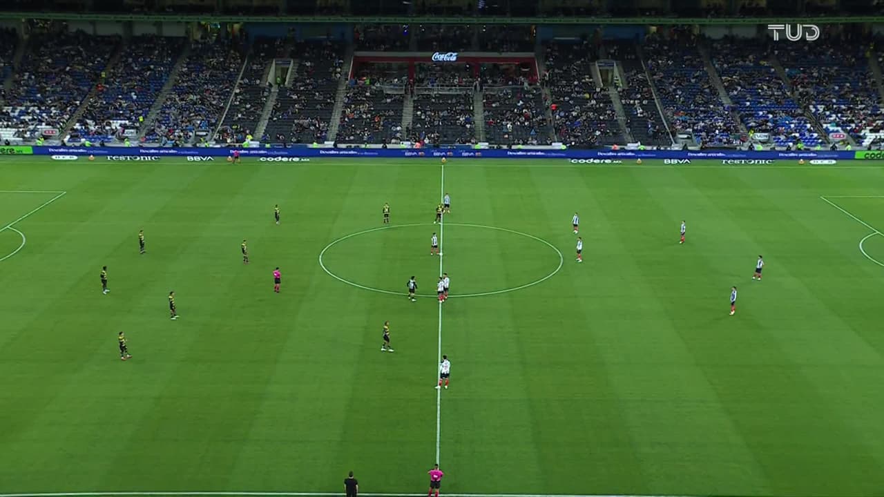Arranca el partido y la pelota está en juego.