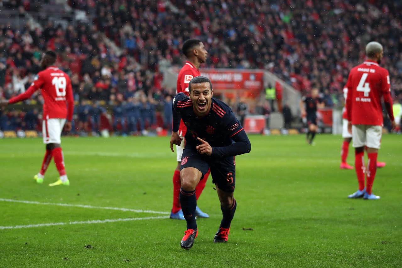 Thiago Alcantara fue uno de los anotadores en el triunfo del Bayern Múnich que recupera el liderato por un punto encima del Leipzig en la Bundesliga.