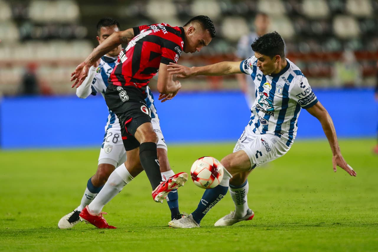 Pachuca perdonó a Xolos y hasta se dio el lujo de fallar un penal por conducto de Nico Ibáñez. El punto le alcanzó para recuperar el liderato por la diferencia de goles.