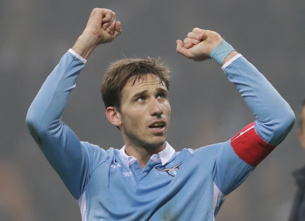 Lucas Biglia de Lazio tras marcar un gol en la victoria 2-1 ante el Inter de Milán, en los cuartos de final de la Copa Italia, el martes 31 de enero de 2017. (AP Foto/Luca Bruno)