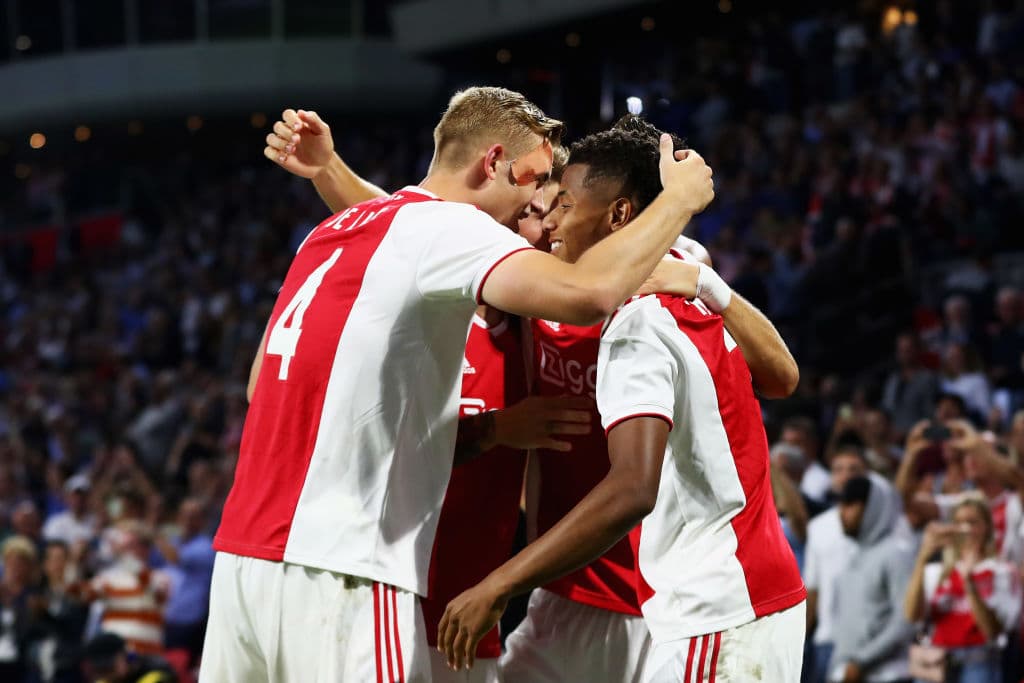 Ajax derrotó 3-0 al Standard Lieja por la 3a ronda de clasificación de Champions League, que los puso en la cuarta fase tras el empate 2-2 en Bélgica y dejó por fuera al equipo de Guillermo Ochoa.