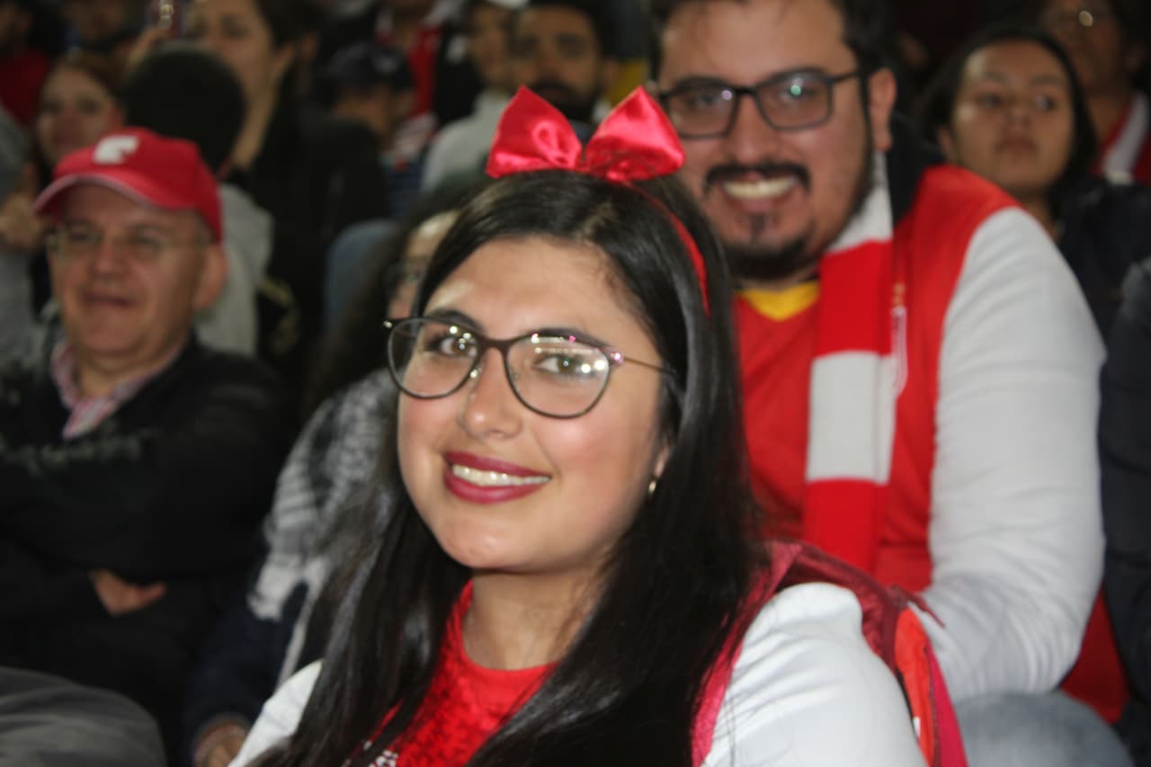 Las aficionadas del equipo rojo de Bogotá llevaron todos sus encantos al clásico 291 ante Millonarios. El encuentro terminó 1-0 a favor de Santa Fe, club dirigido por el técnico uruguayo Gregorio Pérez.