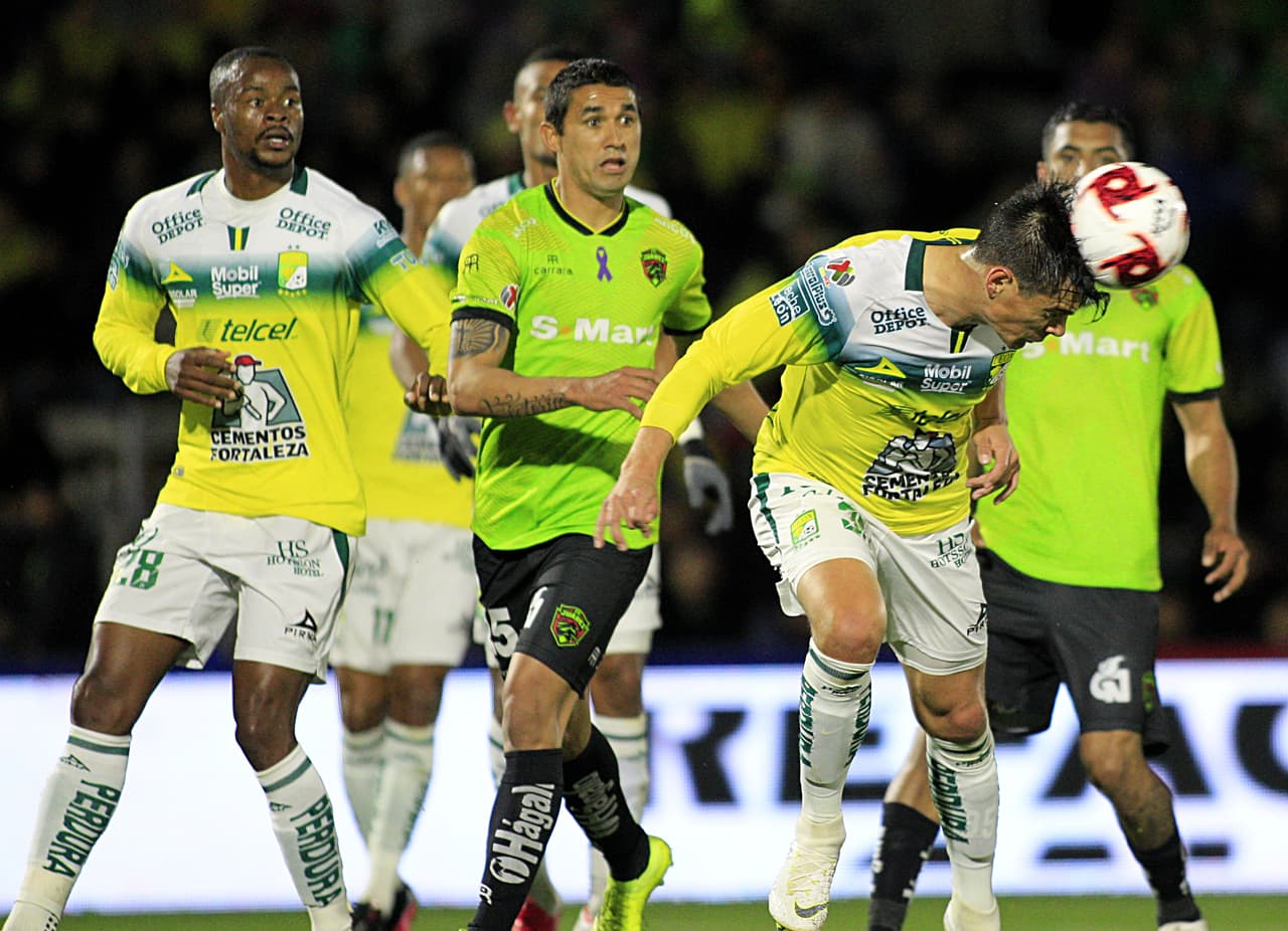 Antes del descanso León generó una opción de gol y los visitantes estaban encima.