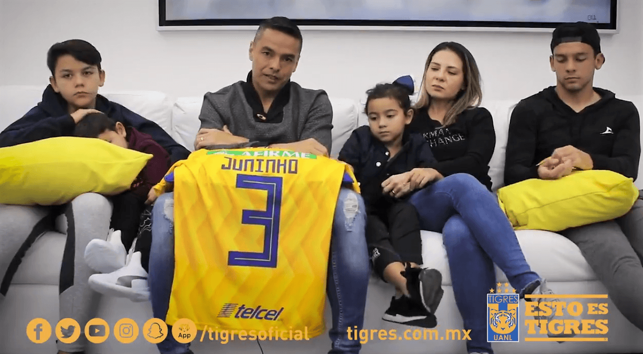 A través de una carta y un video que difundió en su cuenta de Twitter, Juninho, nacido en Wenceslau Braz, Paraná, Brasil, junto con su familia, informó de su retirada del balompié.