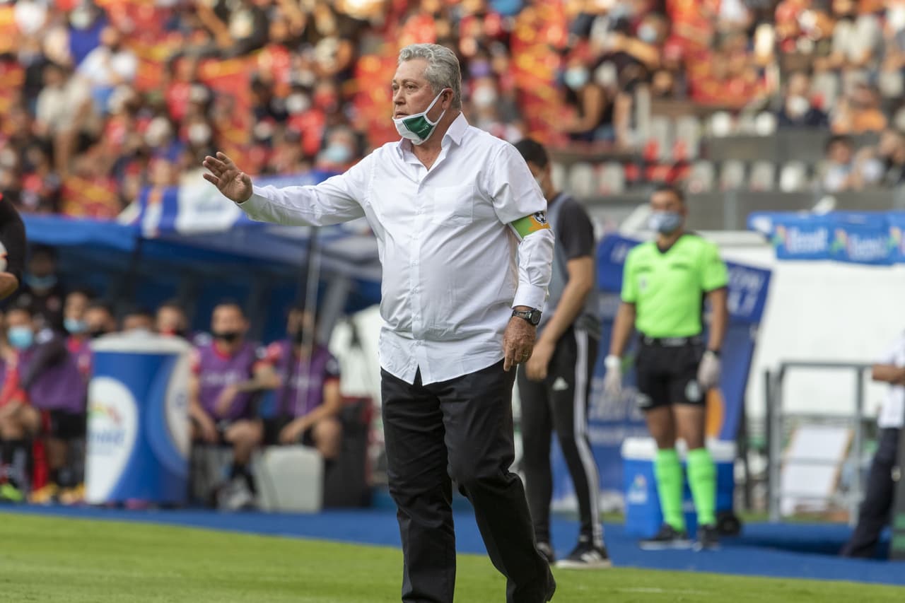 Vucetich: "Hay mucho elemento que viene a Chivas y no encaja"