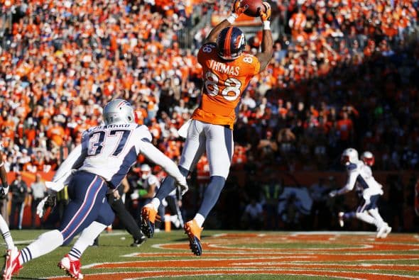 Demaryius Thomas logró atrapar el envió de Manning para el segundo touchdown de los Broncos.
