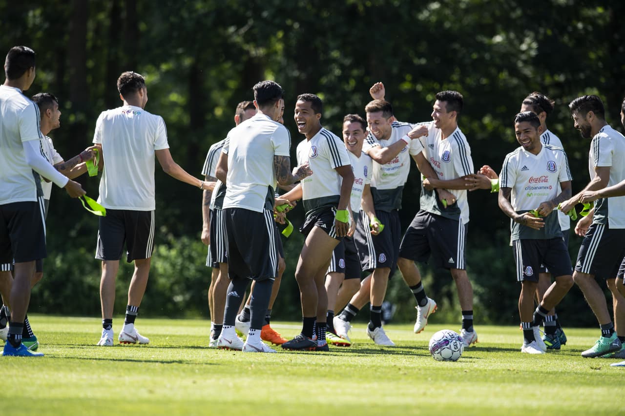 Todo este tradicional momento generó risas entre los jugadores.