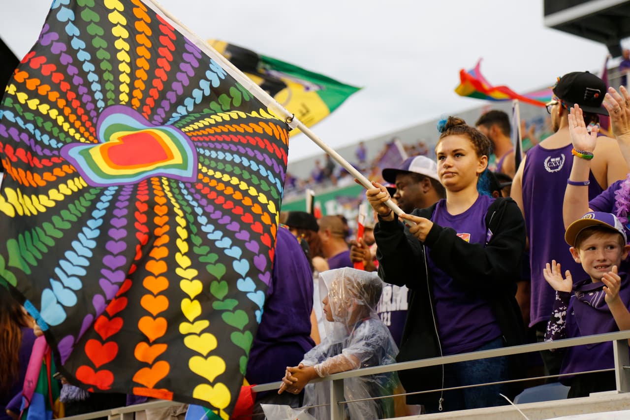 Los aficionados de Orlando City SC también se unieron al homenaje con varias banderas con los colores del arco iris.