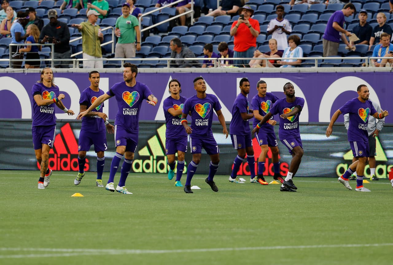 Los jugadores de ambos equipos salieron a calentar con camisetas conmemorativas con el lema #OrlandoUnited.