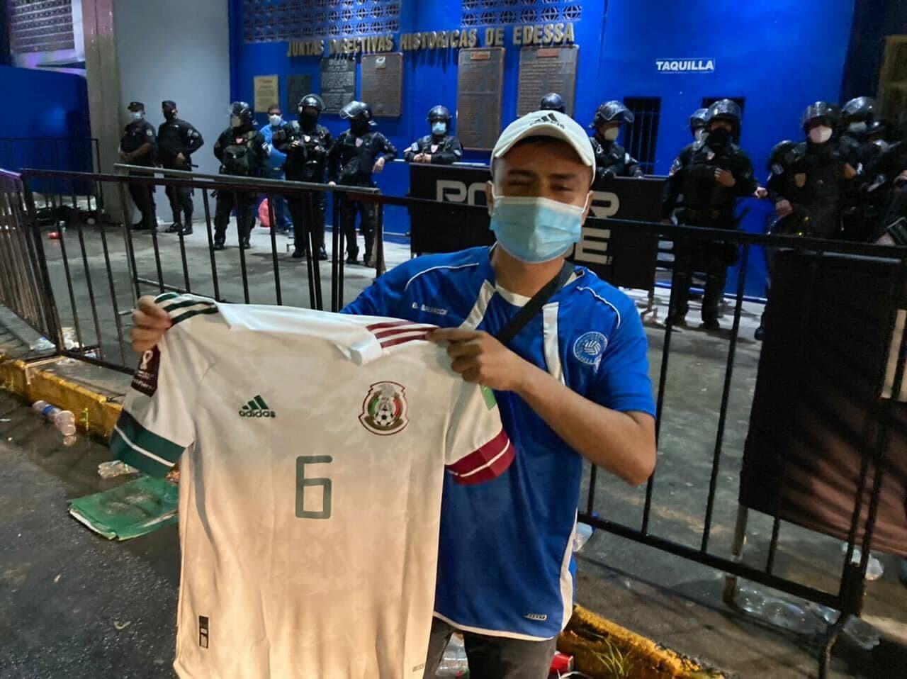 Le hizo el día: Seguidor salvadoreño recibió regalo de Jonathan dos Santos