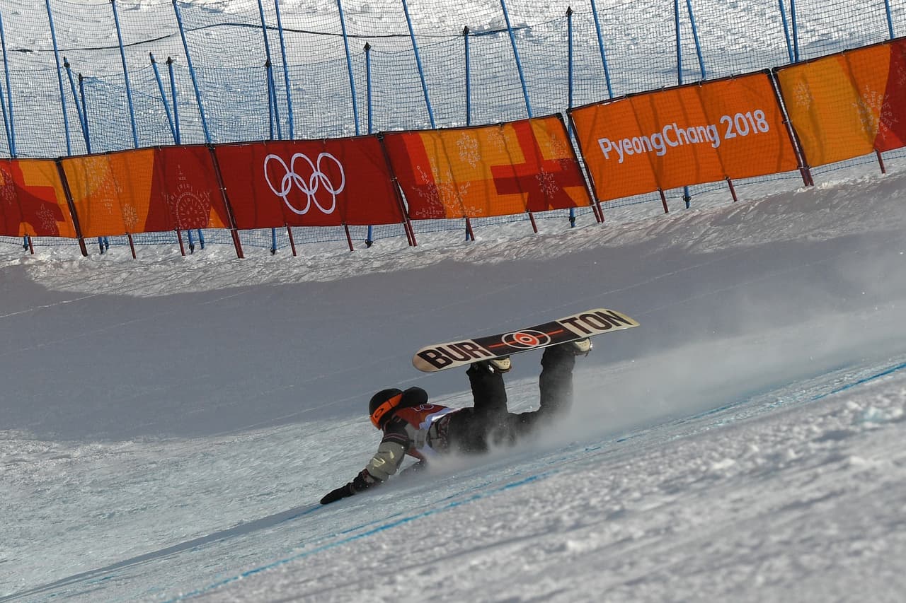 El canadiense se cayó en el último salto cuando estaba bordando su tercer ejercicio y vio en la nieve desmoronarse el anhelo de oro.
