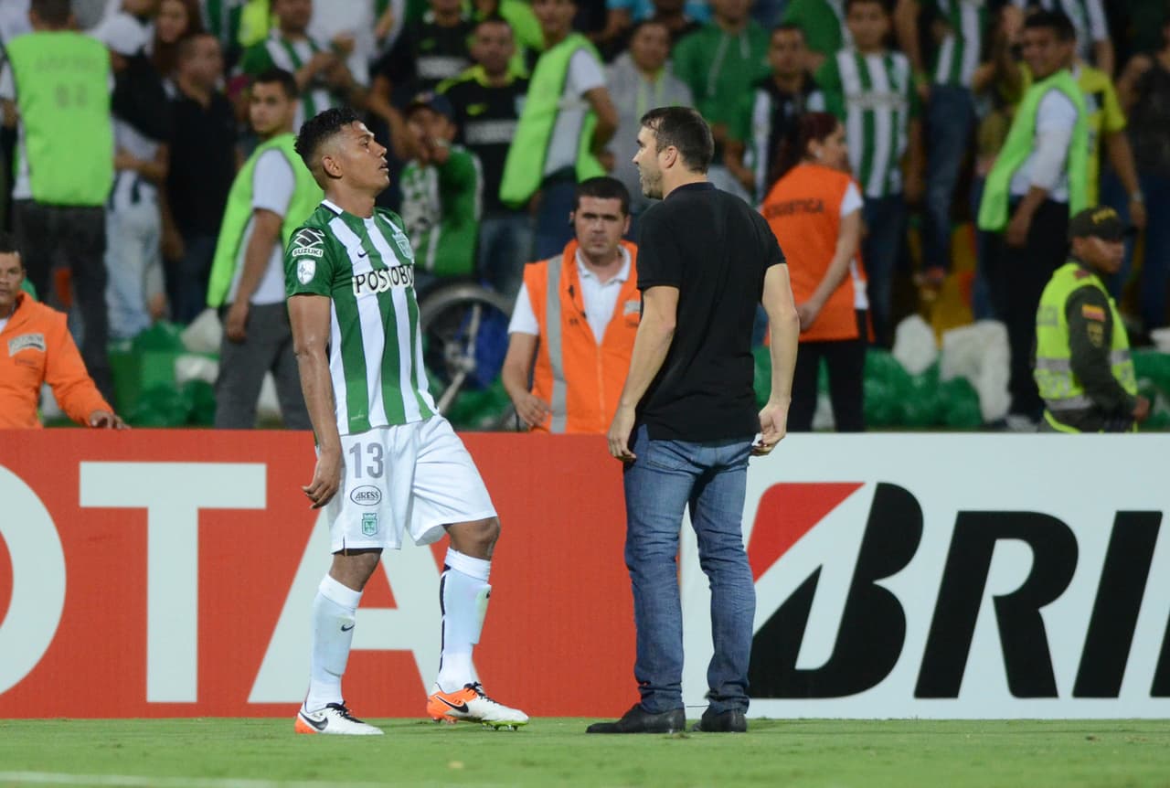 El hoy mediocampista del León, Alexander Mejía, fue de los que más se burlaron y Coudet le plantó cara de frente.