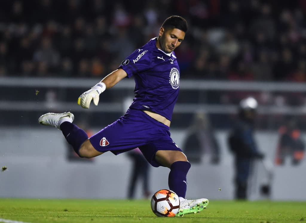 El árbitro del partido se llevó a los jugadores del equipo visitante a resguardo, con ayuda de la policía, para proteger su integridad.