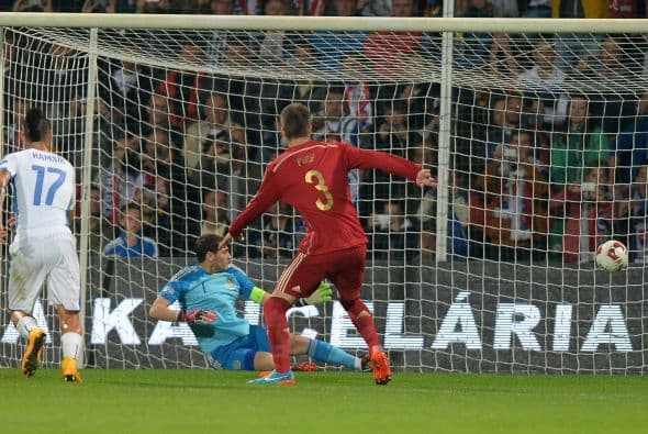 La nota del partido la dio Iker Casillas, el veterano volvió a cometer un error costoso para su equipo al no atajar un disparo que parecía fácil.