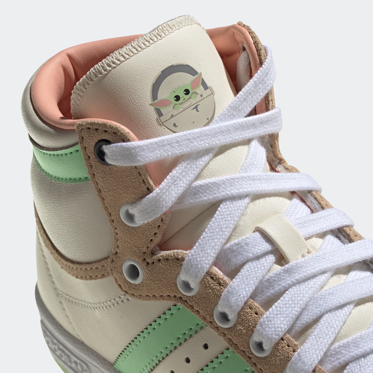 adidas Originals se ha asociado con socios creativos deStar Wars, para presentar una colección temática específicamente en torno a 'The Mandalorian'.