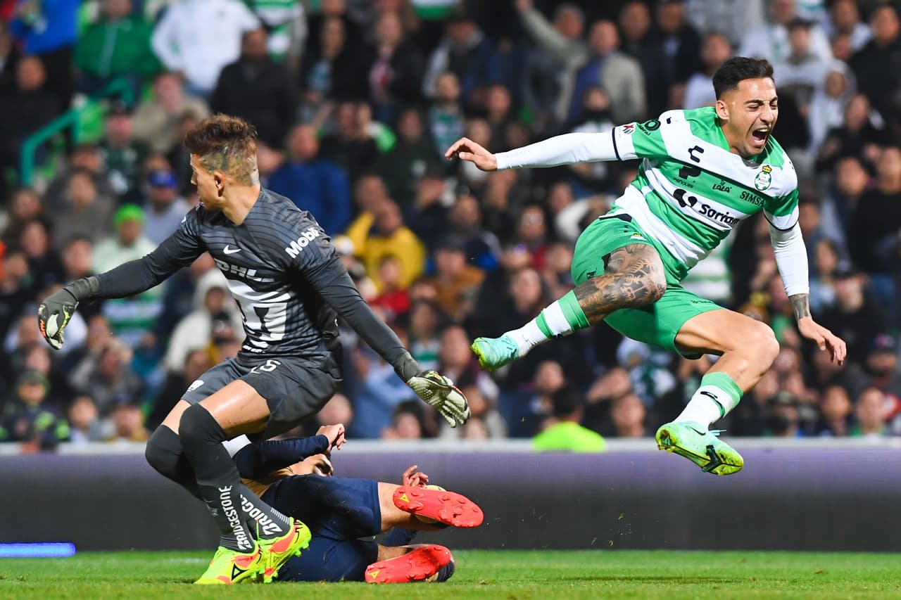 Santos Laguna logró un triunfo contundente ante unos Pumas que dejaron más dudas que certezas.