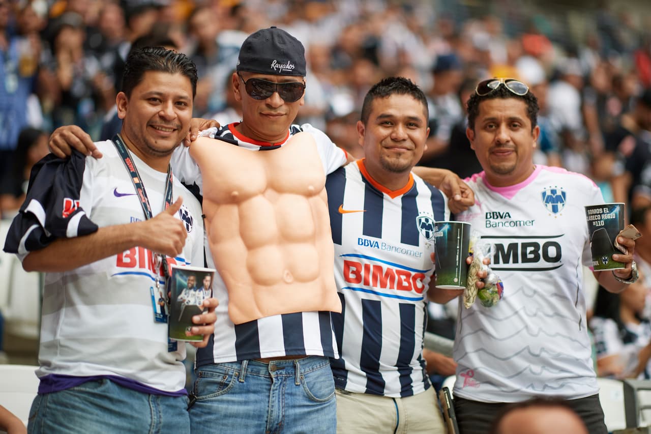 Las aficiones del Monterrey y de Tigres vivieron su propio partido en las tribunas y a las afueras del estadio. Estas son las mejores imágenes.