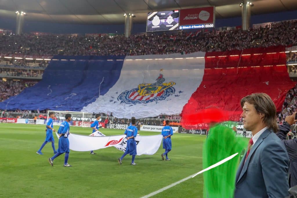 El equipo solo quería que su gente le ayudara a quitar a un intruso en un cuadro espectacular entre Matías Almeyda y la bandera gigante de su afición.