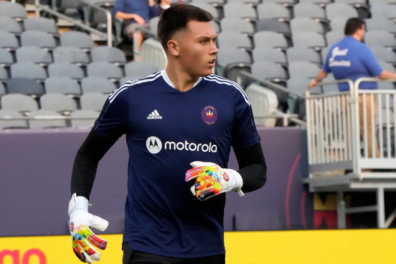 En el arco está Gabriel Slonina, quien con algo más de 17 años debutó en la portería de Chicago Fire FC ante NYCFC. Es el guardametas en debutar a edad más joven en la historia de MLS. El partido finalizó igualado 0-0.
<br>